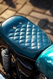 蓝色绗缝摩托车座椅