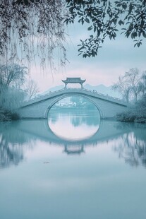 碧波荡漾 古桥静卧