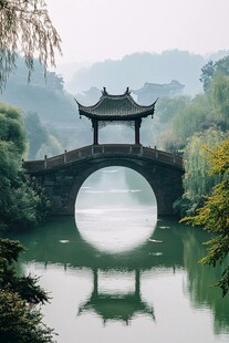 碧波荡漾 古桥静卧