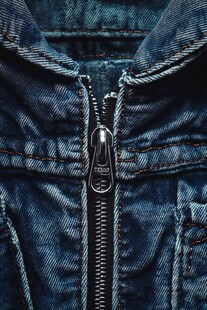 牛仔夹克的拉链细节