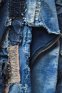 牛仔布拼接与拉链细节