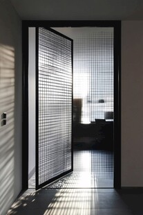 现代室内设计的金属网格门