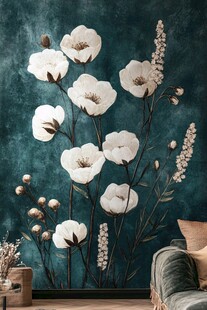 深绿背景上的白色花卉