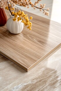 木纹陶瓷砖与大理石地板的和谐共存