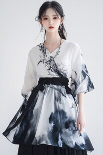 水墨画风格白色汉服
