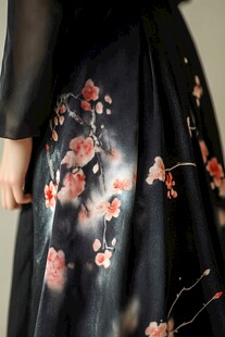 黑色梅花图案服饰
