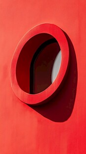 红墙上的圆形窗户