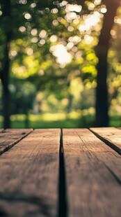 自然之光下的木质桌面
