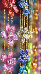 五彩缤纷的花链装饰品