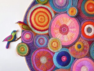 彩色圆形图案与鸟类图像的结合