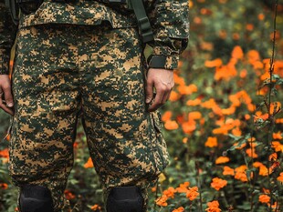 迷彩军人 橙色花海背景