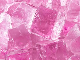 粉红色冰块的特写