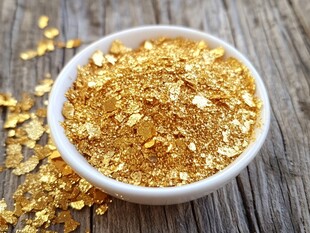 金箔碎片在白色碗中