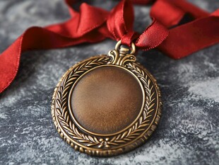 古董奖牌与红色丝带