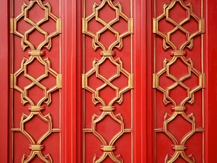 红色木门上的金色花纹