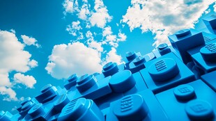 乐高积木与蓝天白云的奇妙融合