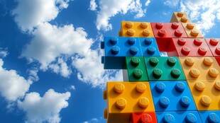 乐高积木与蓝天白云