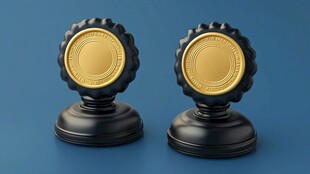 蓝色背景上的两个金色奖杯