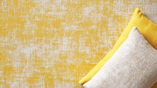 黄色与米白色纺织品的对比