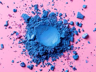 蓝色粉末在粉色背景上的散落