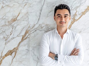 专业男士 白衬衫 自信 双臂交叉 手表 石材背景