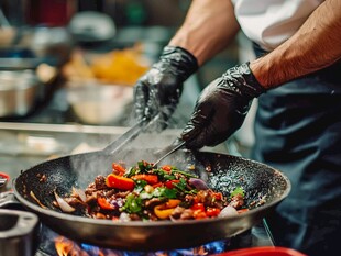 炒锅中的美味佳肴