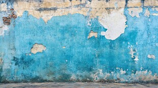 风雨侵蚀的蓝色墙面