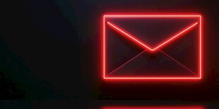 红色信封符号在黑暗背景中发光