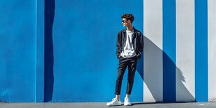 时尚年轻男子 蓝色背景