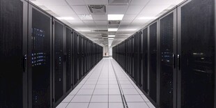 现代数据中心的服务器机架