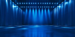 蓝色灯光下的舞台