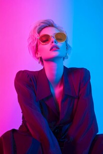 时尚女性 粉蓝色背景 太阳镜 耳环 紫色西装 美丽 时尚 潮流 风格 优雅