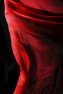 红色薄纱的流动之美