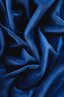 深蓝天鹅绒的褶皱之美