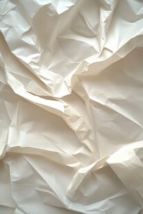 皱褶的白色纸张