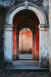 拱形通道的红墙