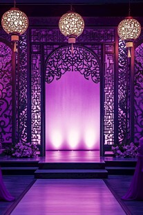 紫色灯光下的中国传统门户