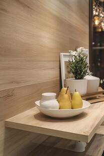 木质桌子上的水果和陶瓷装饰