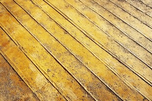 黄色地面上的斜线纹理