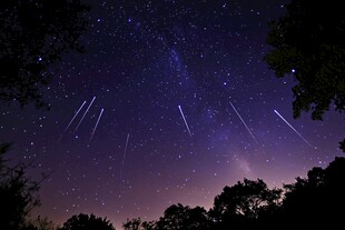 夜幕下的流星雨