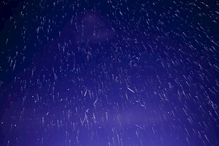 夜幕下的流星雨