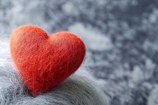 柔软的红心与灰色的背景