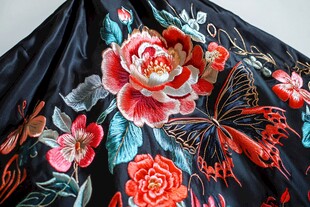 黑色绸缎上的刺绣艺术