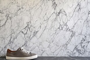 单鞋与大理石背景
