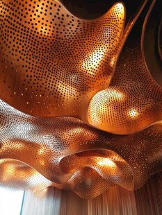 金色波浪形天花板艺术装置