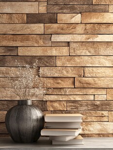 乡村风格的石墙与木质花瓶和书籍的组合