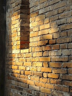 古老的砖墙和阳光