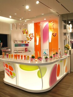 多彩饮品店内部