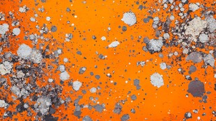 橙色背景上的斑驳痕迹