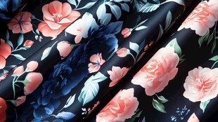 黑色背景上的粉蓝色花卉图案